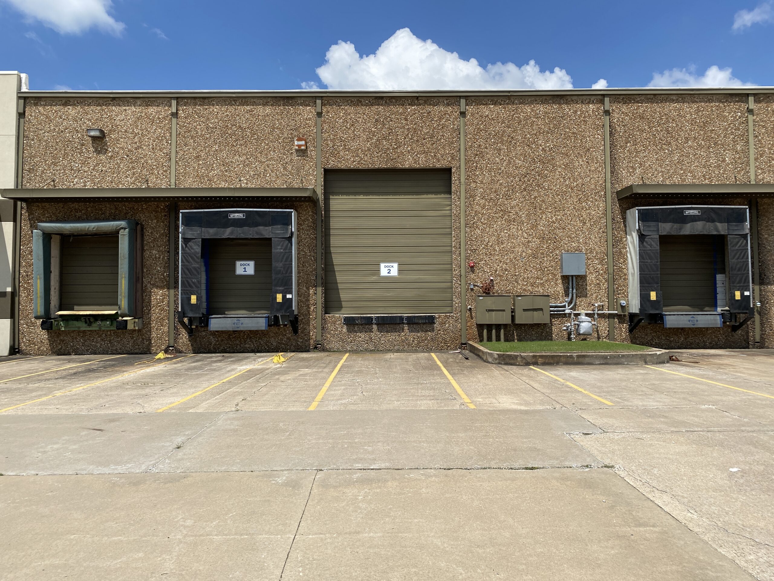 2502-2628 N. Hemlock Cir. – Building 1