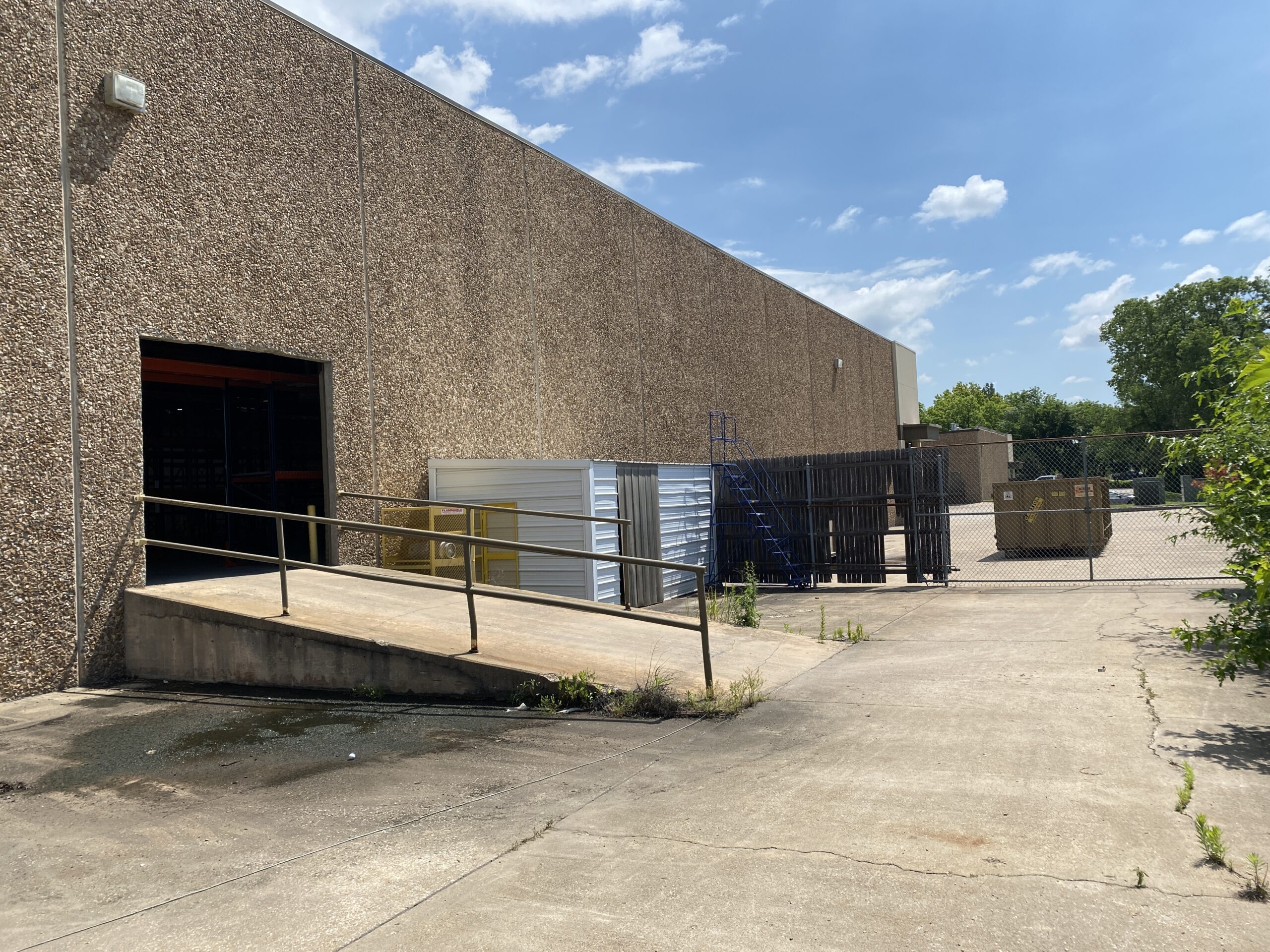 2502-2628 N. Hemlock Cir. – Building 1