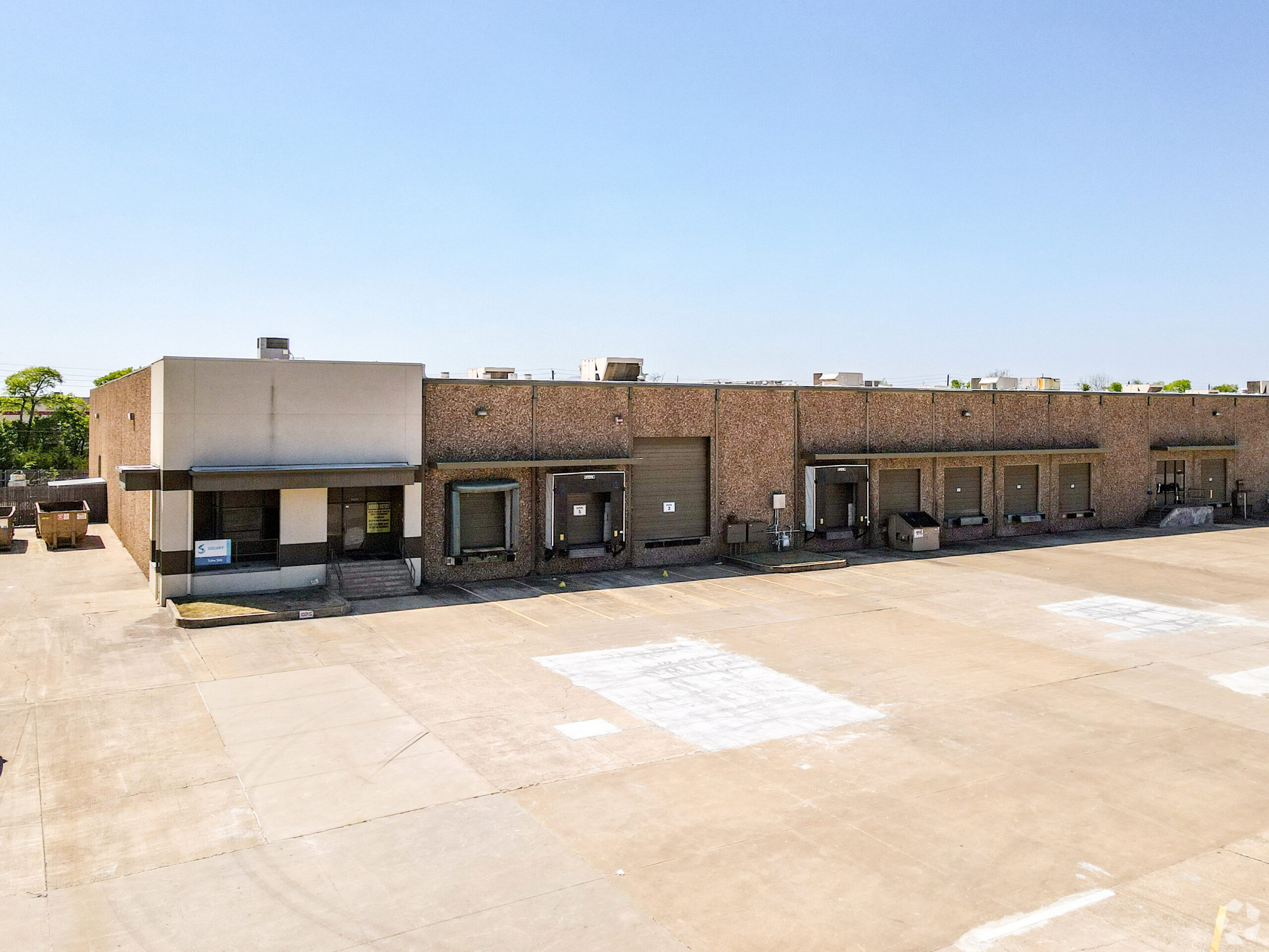 2502-2628 N. Hemlock Cir. – Building 1